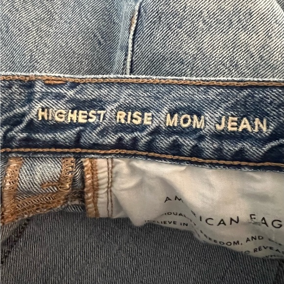American Eagle Highest Rise Distressed Mom Jeans Sz 4 Long - Picture 9 of 10